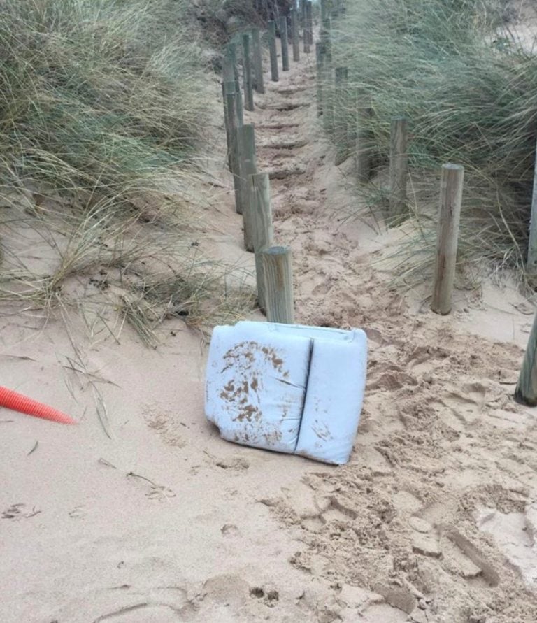 Las butacas encontradas en playas del norte de Francia. (AP).