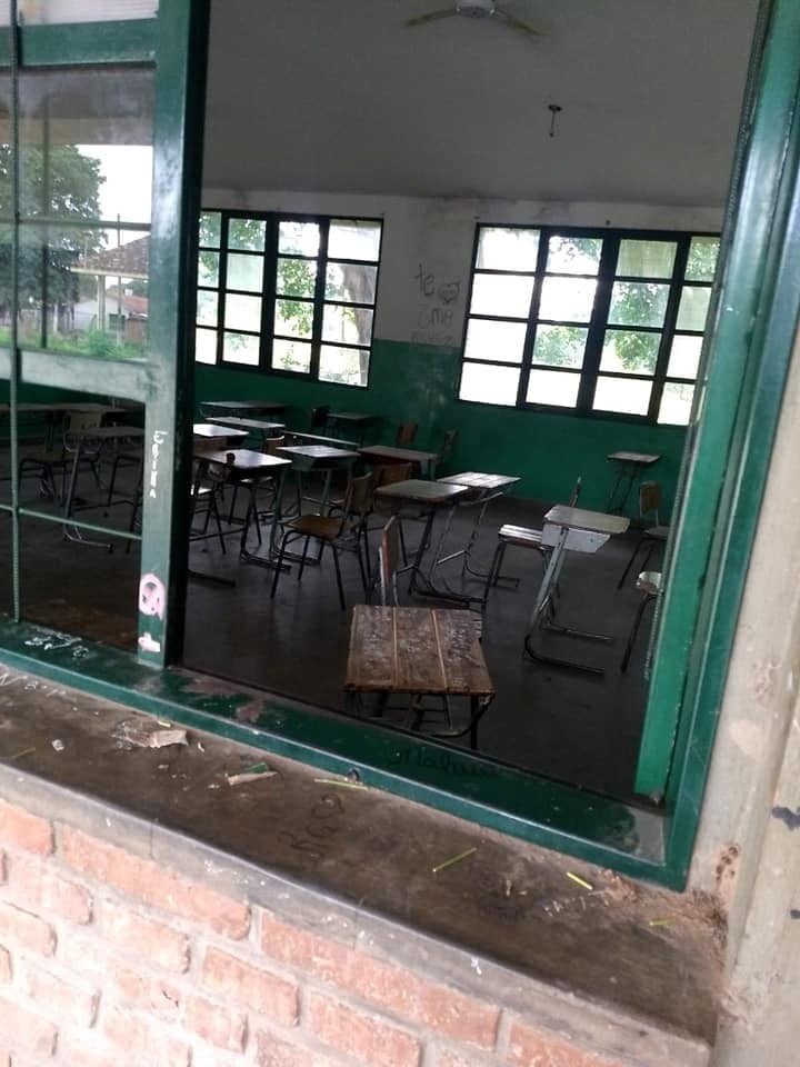 Vándalas entraron a un colegio, lo orinaron, jugaron al fútbol y se drogaron. (UVC Canal 10 )