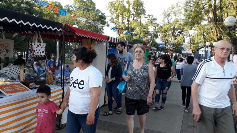 Feria de Artesanías, Arte y Diseño se presentó una vez más en la Plaza 25 de Mayo. (Prensa Municipalidad de Rafaela)