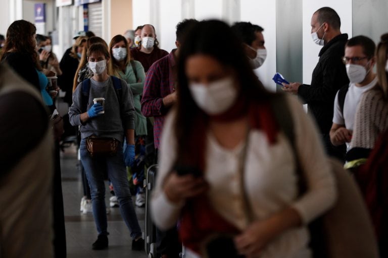 España recibirá el domingo cien vuelos en el que será el primer día de apertura de las fronteras con el espacio Schengen y la Unión Europea (Foto: EFE/Alberto Valdés)