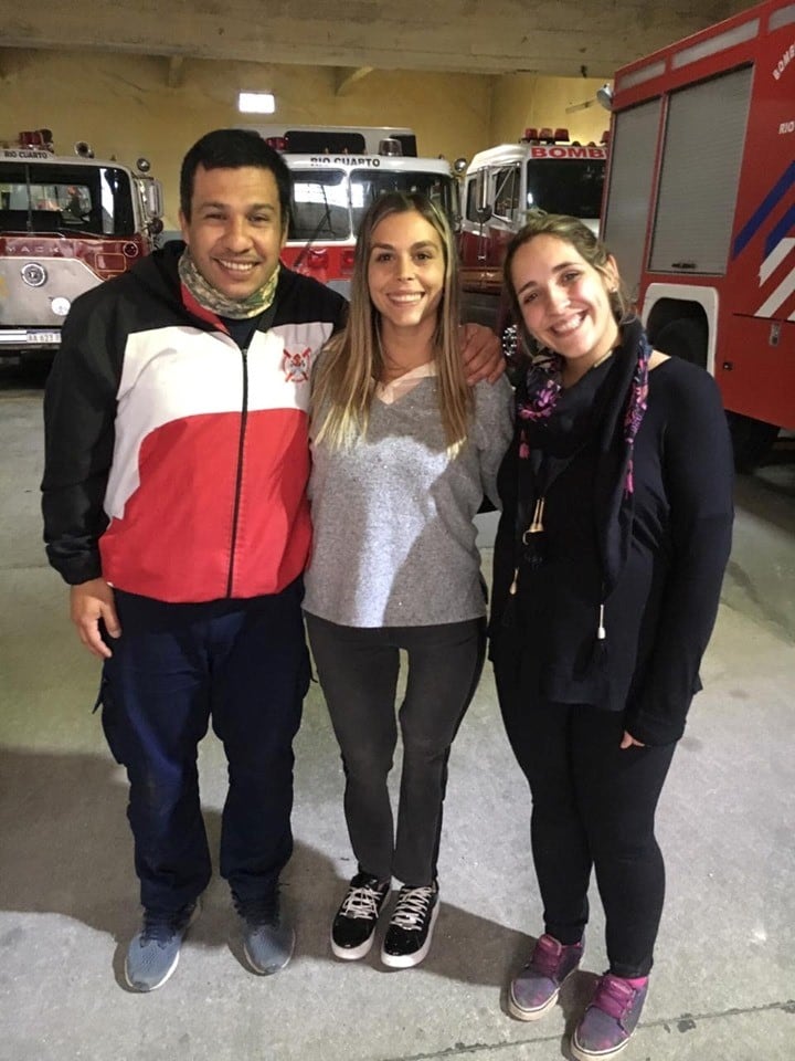 En Río Cuarto, Belén se reencontró con los bomberos que le salvaron la vida y la contuvieron por tres horas.