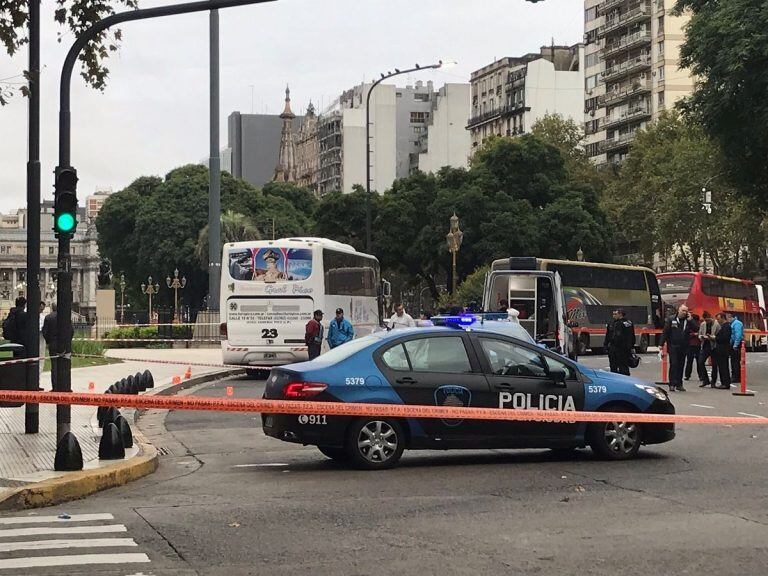 Balearon al diputado riojano Héctor Olivares en la esquina del Congreso (Foto: Clarín)