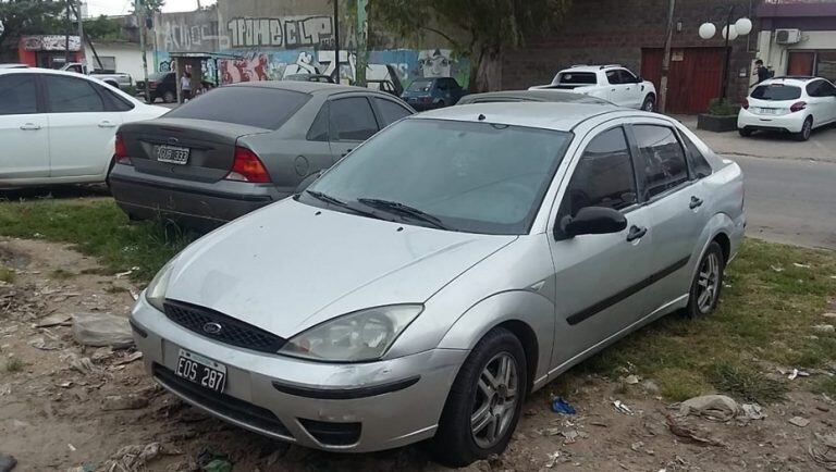 El Ford Focus en el que huyó Ariel García del hotel alojamiento donde murió desangrada una embarazada.