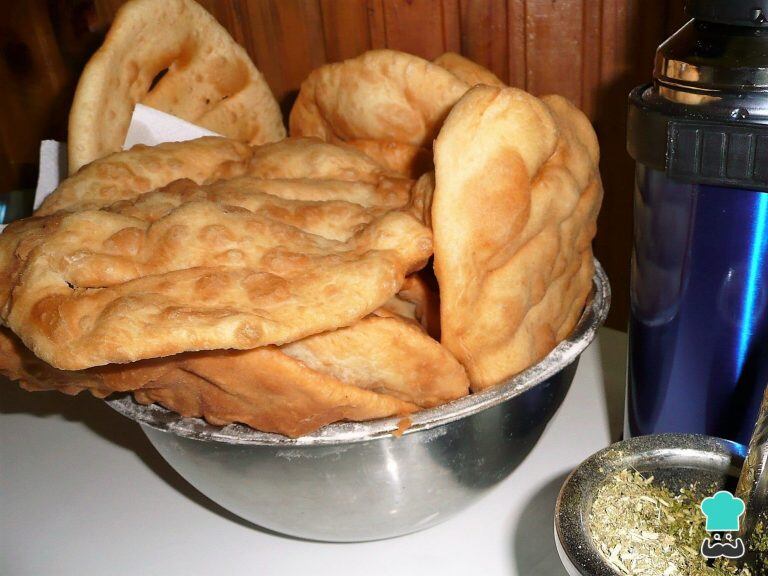 Tortas fritas y mate son una buena compañía de la cuarentena.