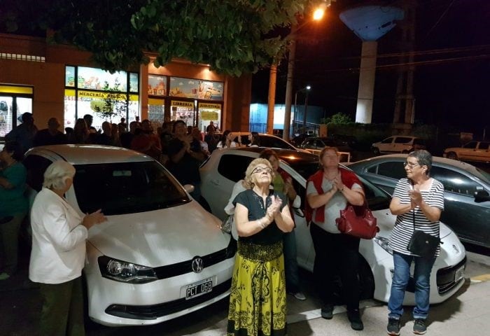 Vecinos autoconvocados dijeron presente en el exterior de la Cooperativa.