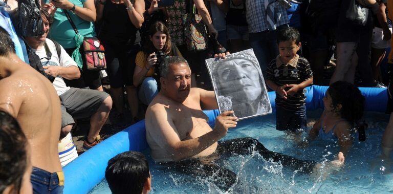 Luis D'Elía se metió en una pileta en el Obelisco para protestar por Milagro Sala. (Clarín/Lucía Merle)