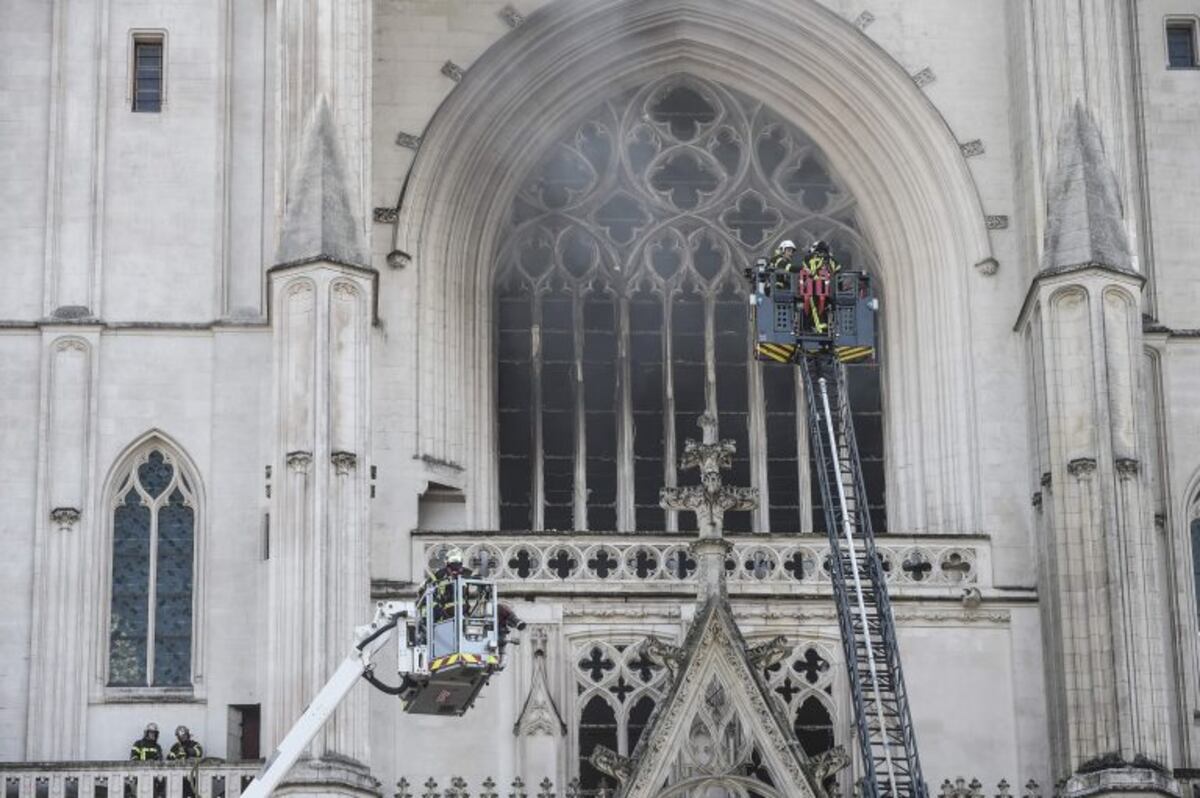 Se incendió la catedral gótica de Nantes en Francia y sospechan que fue premeditado