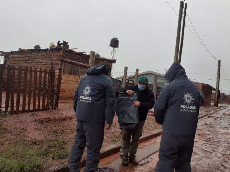 Ayuda a vecinos luego de la fuerte tormenta de este martes en Posadas. (Municipalidad)