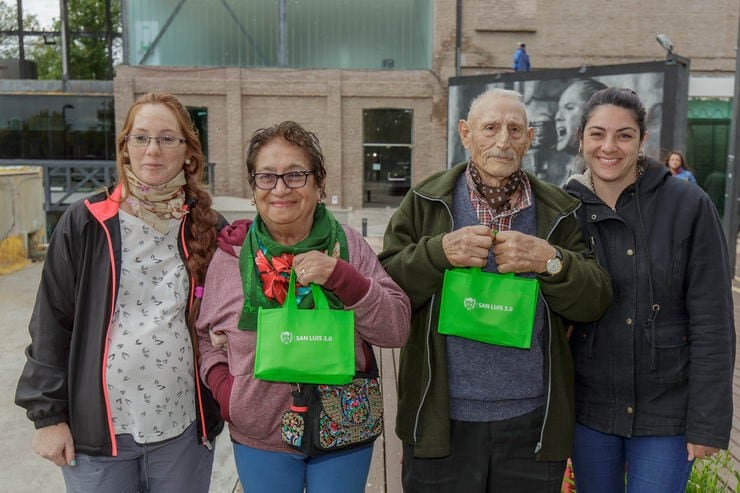 Jubilados recibieron su tablet.