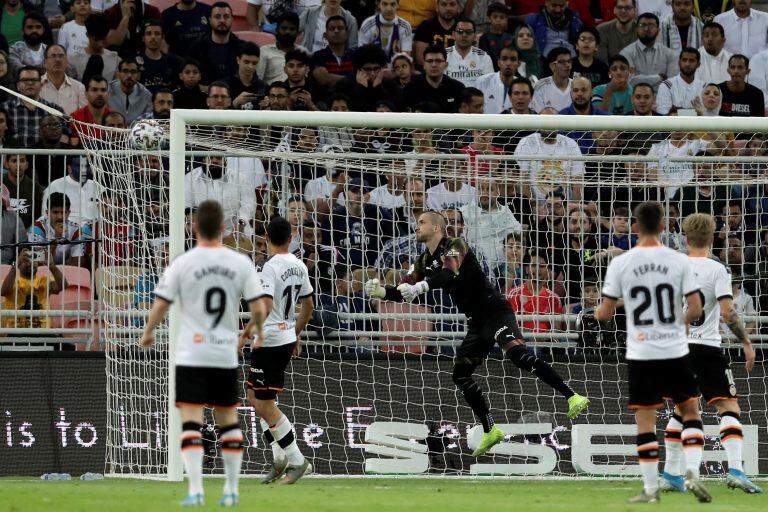 Jaume Doménech se vio sorprendido con el tiro de esquina de Tony Kroos. (AP)