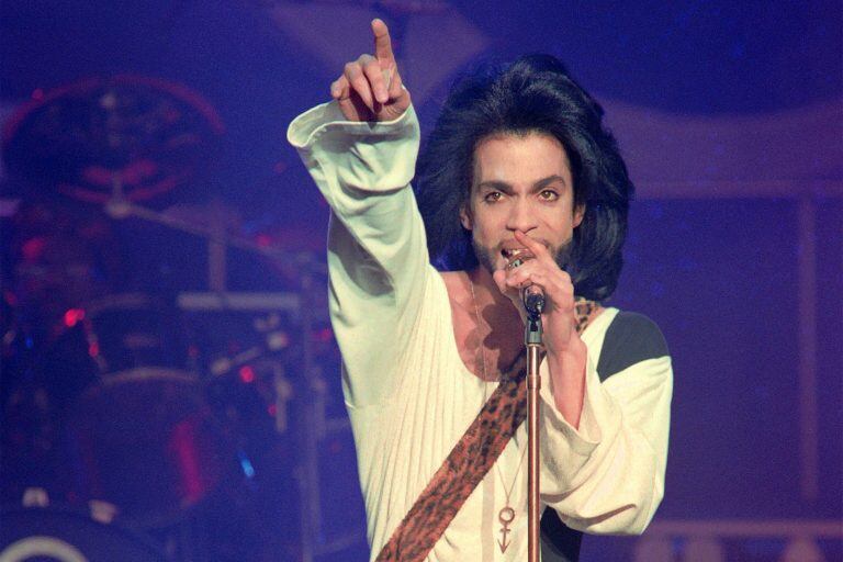 This photo taken on June 16, 1990 shows musician Prince performing onstage during his concert at the Parc des Princes stadium in Paris.rnrn Pop icon Prince -- whose pioneering brand of danceable funk made him one of music's most influential figures -- died on April 21, 2016 at his compound in Minnesota. He was 57. The announcement came just a week after the Grammy and Oscar winner was taken to hospital with a bad bout of influenza, although he made light of his health problems after the scare.rnrn / AFP / Bertrand GUAY / ALTERNATIVE CROP rn francia paris prince encuentran muerto a cantante pop en su casa muerte cantante pop recital