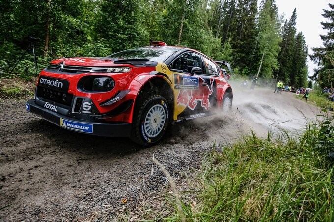 El francés Sebastien Ogier (Citroën), durante el ensayo previo a la largada.