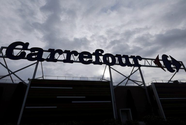 Carrefour logo is seen outside a hypermarket during employees' strike in protest against job cuts at Europe's largest supermarket retailer in Nice, France, March 31, 2018.   REUTERS/Eric Gaillard francia  logo de la empresa carrefour supermercado supermercados huelga paro de empleados