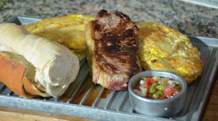 Bife de chorizo con tortilla de papa y huevo (Vía Santa Rosa)