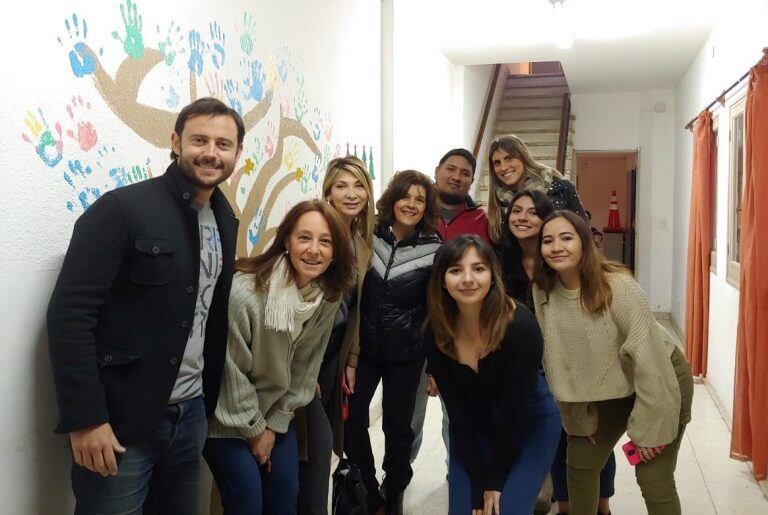 Jorge Hiruela, presidente de Manos Abiertas Jujuy (izq.), parte del equipo de voluntariado, en la sede de la hospedería