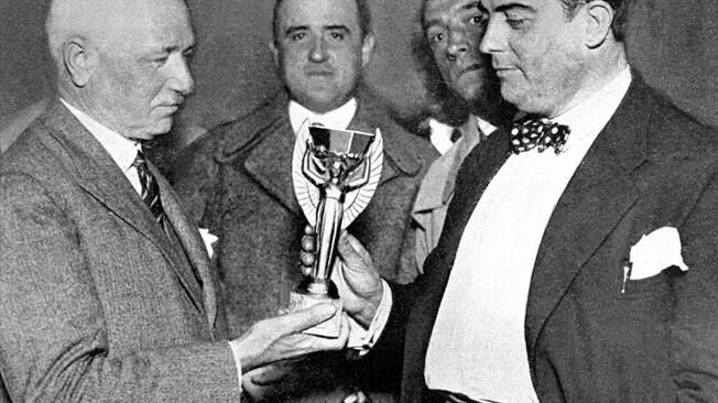 Jules Rimet, presidente de la Fifa y creador de los mundiales, con la copa. Sólo podrían levantarla los campeones y los Jefes de Estado.