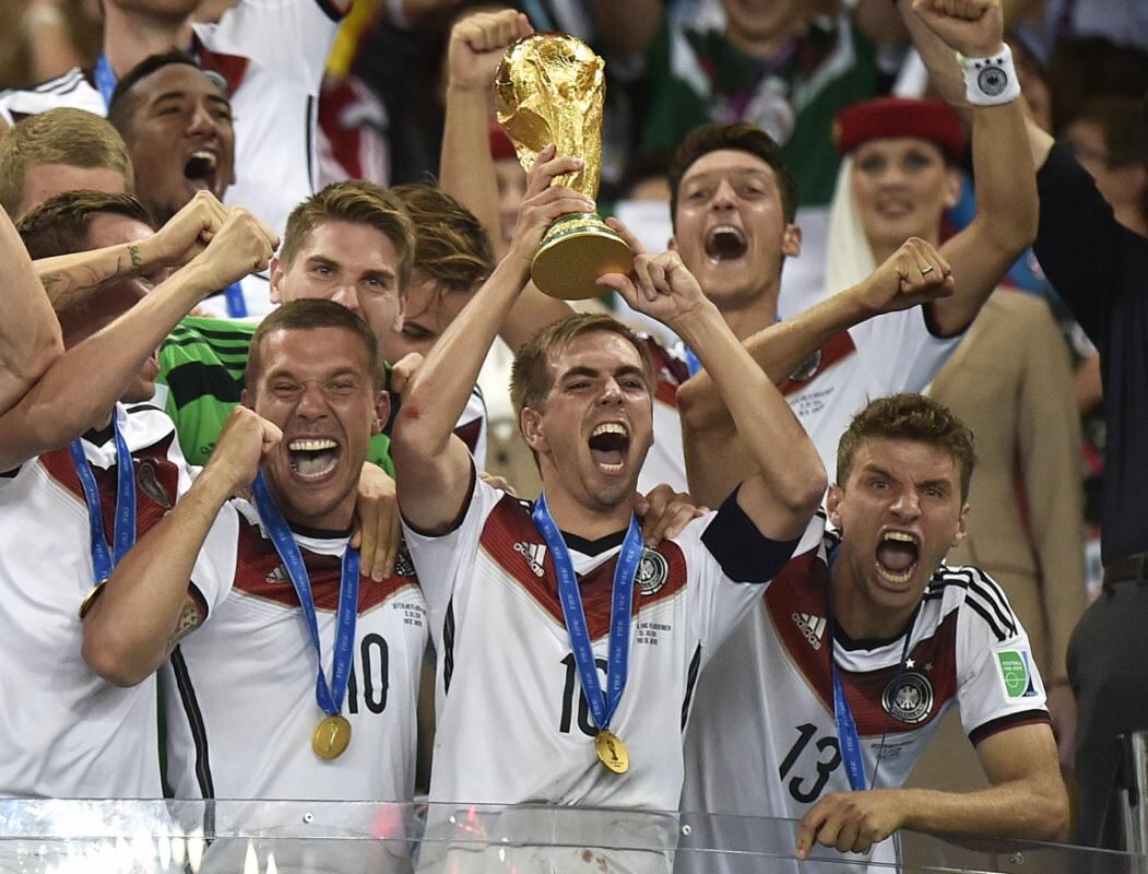 Philipp Lahm con la Copa del Mundo en sus manos, en 2014.