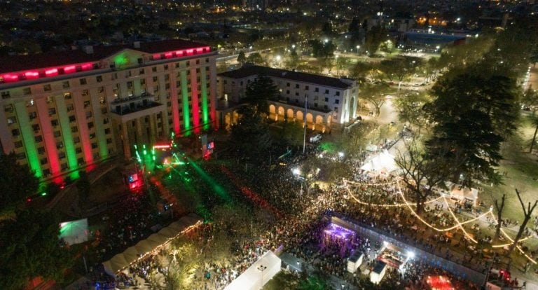 Una multitud fue a la Peatonal del vino.