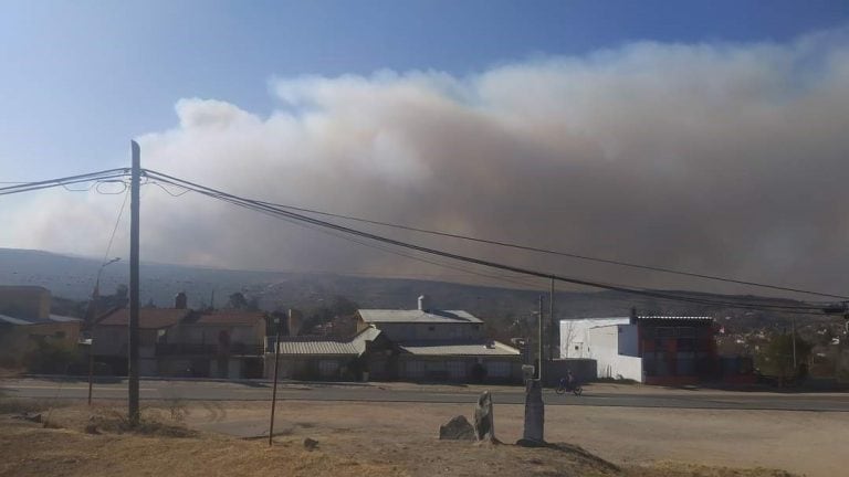 El fuego incició a las 15:30 de este domingo. (Foto: Bomberos de Tanti).