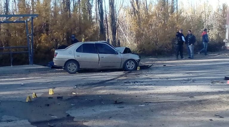 Los bomberos debieron trabajar en el auto para extraer el cuerpo de la víctima (Diario Río Negro)