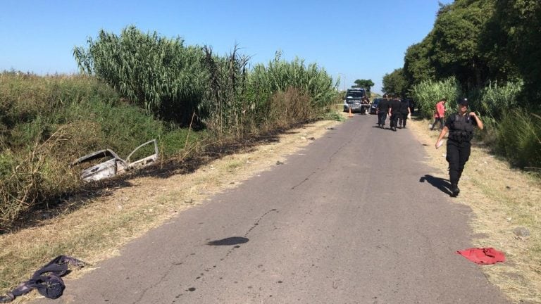 El cadáver fue hallado en el interior de un Chevrolet Aveo calcinado. (Twitter)