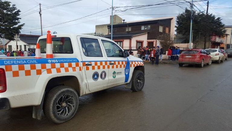 Escuela 9 Defensa Civil acompañando