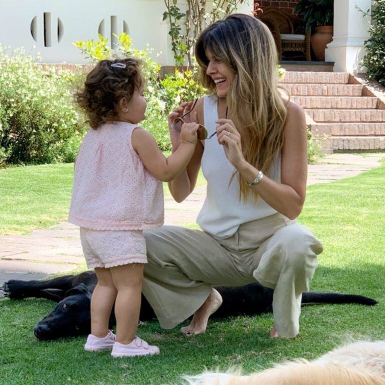 Isabel Macedo jugando con Belita (Instagram/@isabelmacedophoto)