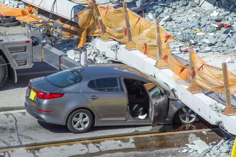 Un puente se desplomó en Miami. Foto: EFE.