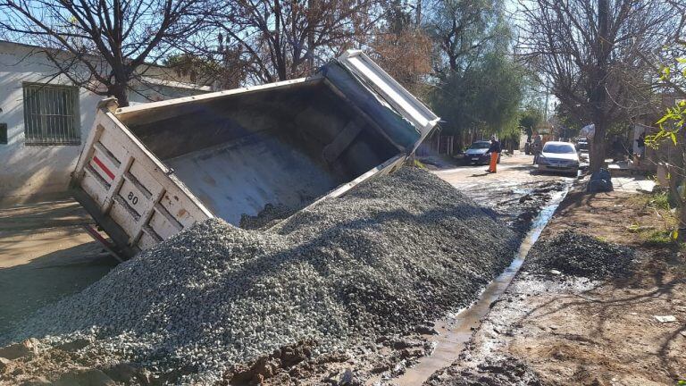 Se hundió el asfalto y un camión cayó en un pozo en Villa El Libertador.