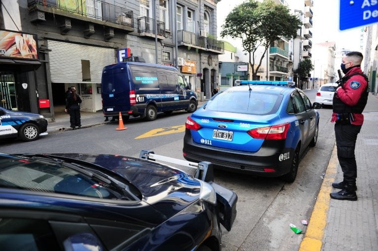 Policía muere de un tiro de su propia arma, en un estacionamiento en San Telmo (crédito Fotos:  Clarín)