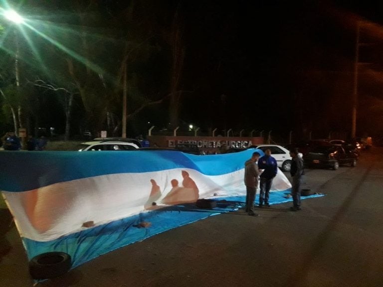 Los trabajadores desplegaron una bandera gigante en la EMA.