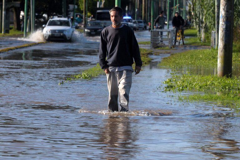 "Quedan 98 personas evacuadas; 59 de ellas del barrio Villa Elvira y otras 39 de Los Hornos", dijo el Director de Defensa Civil de la ciudad. (Foto: Eva Cabrera/telam/dpa)