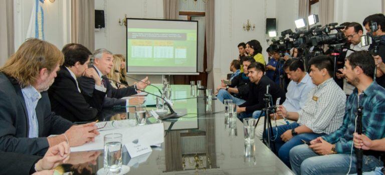 Apoyado con presentaciones audiovisuales, el Gobernador afirmó ante los periodistas que hay "datos de la realidad que reflejan que la actividad económica en Jujuy se mantiene”.