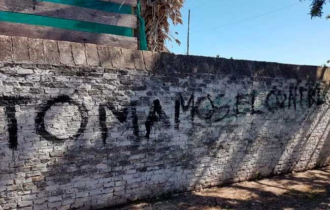 El martes las autoridades encontraron la escuela vandalizada.