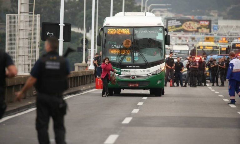 Toma de rehenes en un colectivo en Rio de Janeiro (Foto: O Globo)