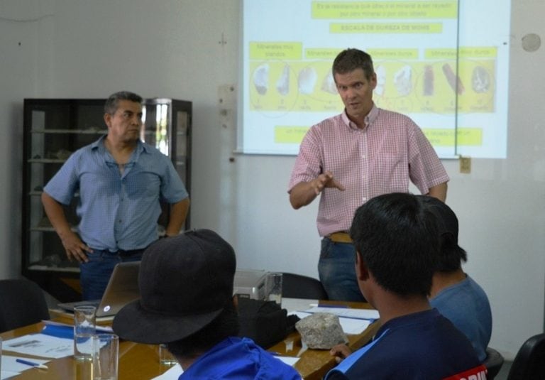 Con el objeto de promover el arraigo, el Ministerio de Desarrollo Económico y Producción dictó un “Taller de Fabricación de Artesanías en Onix”, destinado a generar una salida laboral para jóvenes de comunidades de la Puna.