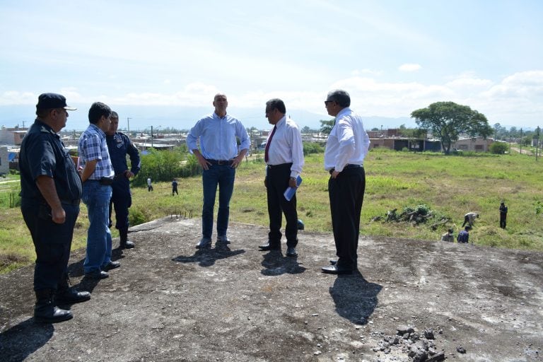 El ministro Meyer, el secretario Tejerina y el jefe Corro, observan el predio desde la terraza de la estructura que será refaccionada y ampliada.