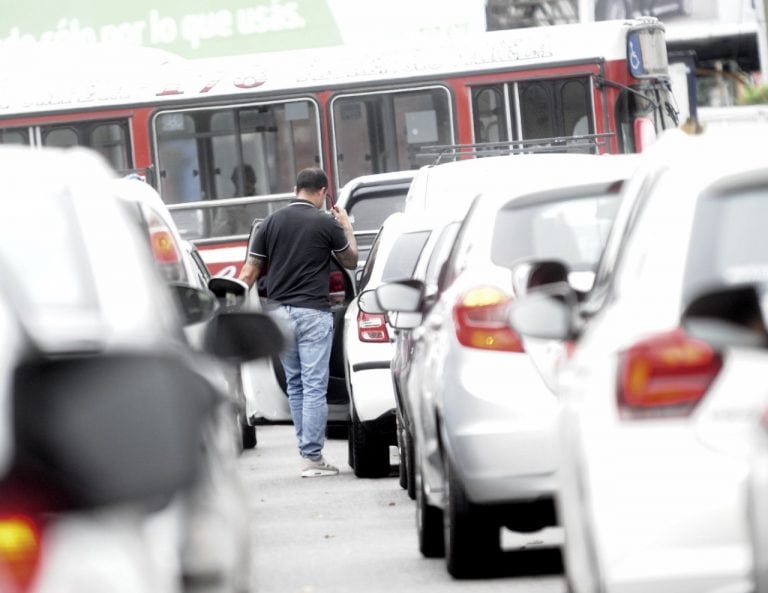 Caos de tránsito en los accesos habilitados a la ciudad de Buenos Aires, en plena cuarentena por el coronavirus. (Clarín)