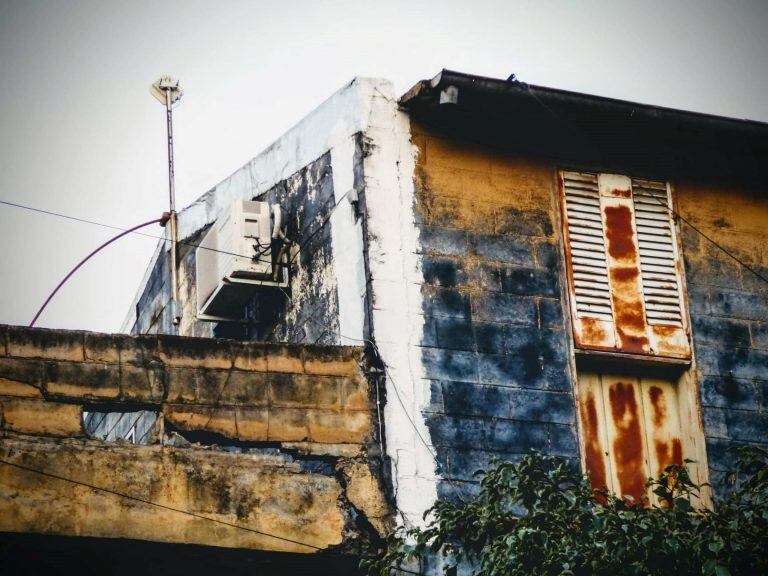 Pésimo estado edilicio de barrio Cotar