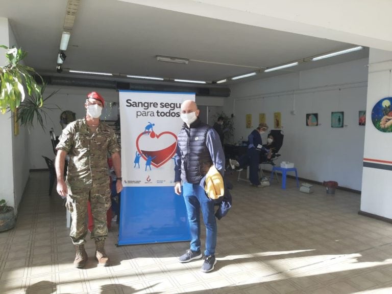 El Intendente daniel Gómez Gesteira fue uno de los voluntarios en la Campaña. (Foto: prensa municipal).