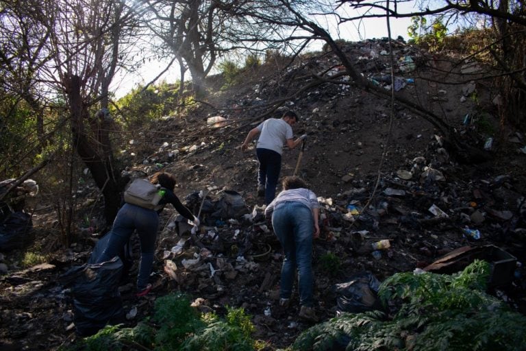 Alta Gracia Somos Todxs una campaña con acciones: limpiaron una zona del arroyo.