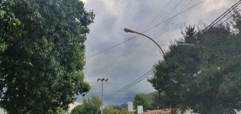 Nubes oscuras invadieron la ciudad,