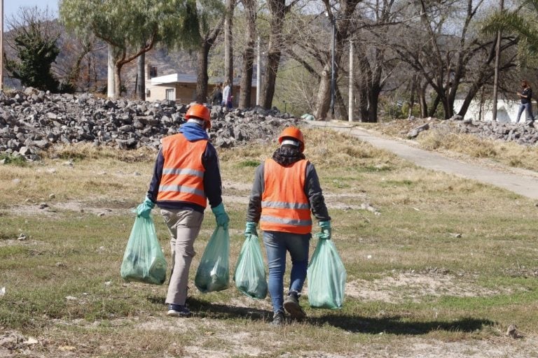 El municipio continúa con la limpieza de las costas del Lago San Roque