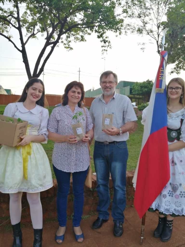 Trajes típicos y plantación de árboles en Oberá para celebrar el aniversario de la República Checa. (Misiones Online)