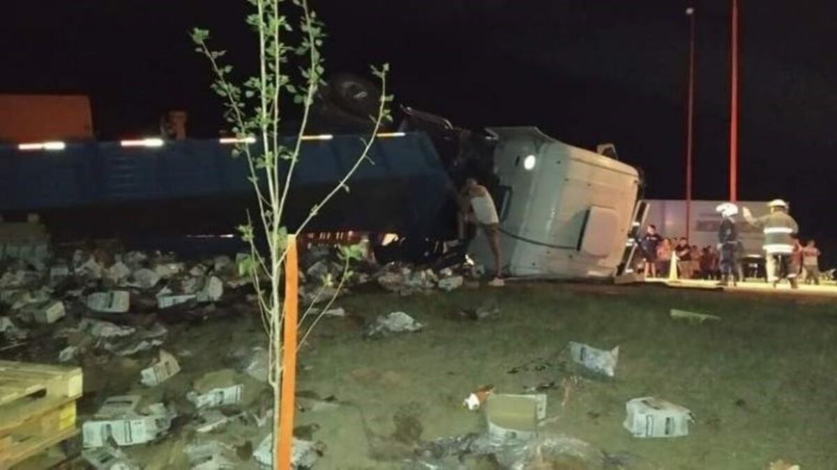 Volcó un camión que transportaba vino y le robaron toda la carga