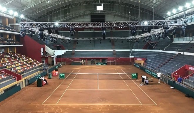 Para acondicionar la cancha hubo que traer polvo de ladrillo de Barcelona.