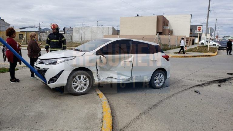 Choque en el barrio Mutual dejo a una conductora hospitalizada. Foto/Resumen Policial.