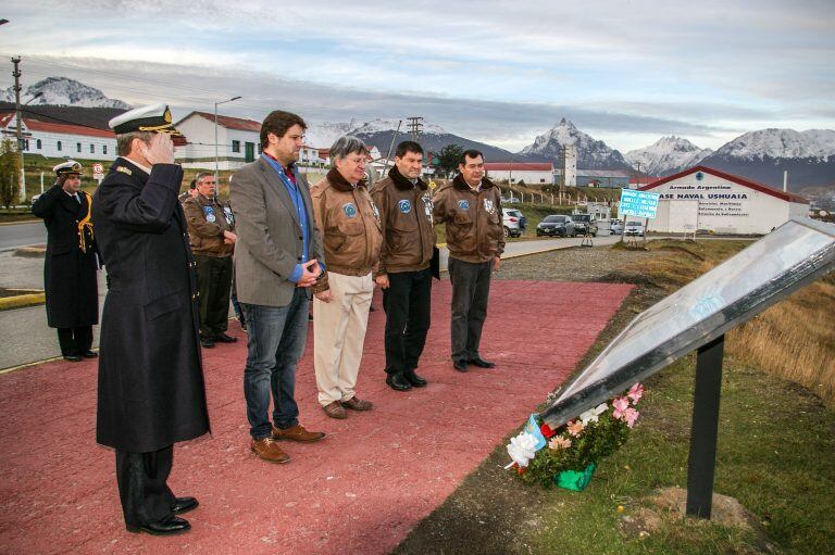 Ofrenda floral en el mural en cercanías del Puerto Militar "Comodoro de Marina Augusto Lasserre" (Vía Ushuaia)