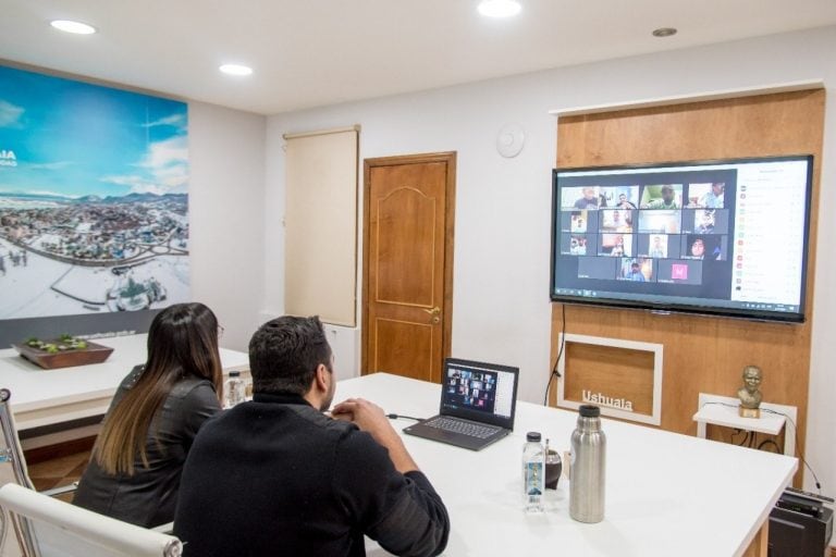 Walter Vuoto  y Sabrina Marcucci merienda virtual con jóvenes integrantes del club de fútbol Juventud Unida.