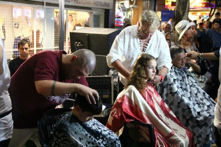 Maratón solidaria de peluqueros en Carlos Paz. (Imagen, Municipalidad local).